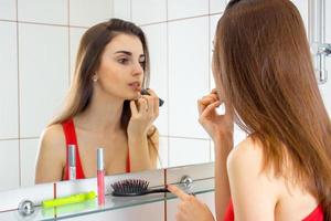 jong vrouw in rood overhemd kleuren lippenstift lippen foto