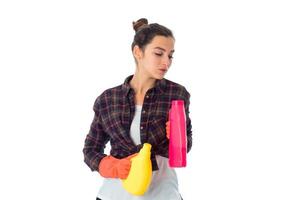 jong hulp in de huishouding vrouw met reinigingsmiddelen foto