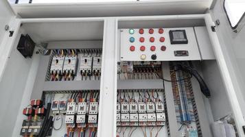 eenheid controle elektrisch voor water koeling systeem.industrieel controle koeler machine. foto