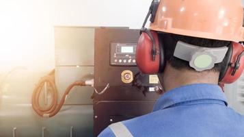 professioneel bouwkunde controleren en test prestatie de generator motor operatie. foto