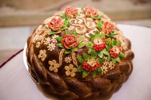 bruiloft brood - brood taart. bruiloft brood. een brood is versierd met bloemen, stallen, oren van deeg. bruiloft. bruid en bruidegom. foto