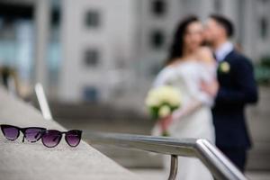 afbeelding van Mens en vrouw met bruiloft ring.jong getrouwd paar Holding handen, ceremonie bruiloft dag. wo koppel handen met bruiloft ringen. foto