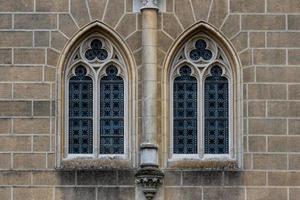 gotisch middeleeuws gebrandschilderd glas venster en steen boog. bouwkundig element. foto