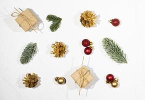 Kerstmis boom met cadeaus Aan de tafel foto