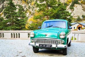 Kazbegi, Georgië - 30e oktober, 2022, groen moskvich staan in Georgië. Sovjet, Russisch auto- merk geproduceerd door azlk van 1946 naar 1991 foto