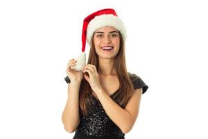 jong gelukkig meisje in de kerstman hoed foto