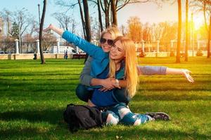 twee vrolijk meisjes in de park foto