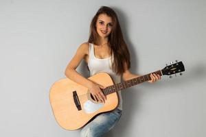 sexy vrouw met groot borsten en gitaar in handen foto