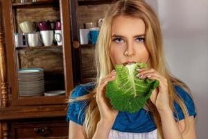 blond aan het eten kool blad foto