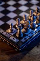 schaak bord met schaak stukken Aan blauw achtergrond. concept van bedrijf ideeën en wedstrijd en strategie ideeën. wit roek dichtbij omhoog. foto
