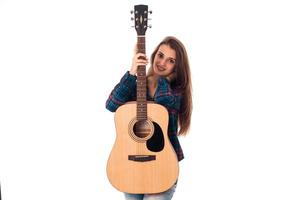 schattig brunette meisje met gitaar foto