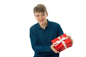 jong Mens met rood geschenk in handen foto