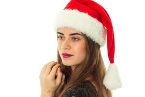 jong brunette vrouw in de kerstman hoed foto