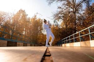 mooi jong mam met baby in herfst foto