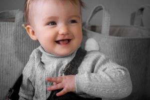 schattig weinig baby meisje glimlacht Bij huis foto