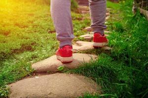 mannen gaan omhoog in rood sportschoenen foto