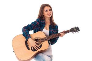 mooi brunette vrouw met gitaar foto