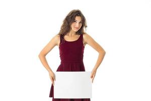 meisje in rood jurk met wit aanplakbiljet foto