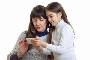 jong vrouw-moeder en kind kijken in telefoon foto