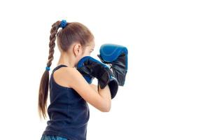 weinig meisje in blauw sport- handschoenen beoefenen boksen foto