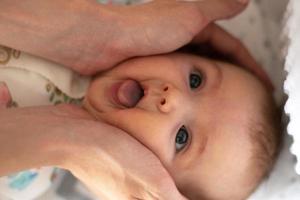 gelukkig weinig baby meisje glimlacht foto