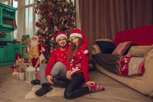 gelukkig paar in liefde vieren nieuw jaar en Kerstmis foto