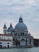 groots kanaal en basiliek de kerstman Maria della groet in Venetië, Italië foto