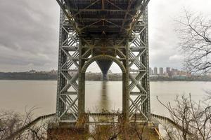 onderkant van de George Washington brug kruispunt de Hudson rivier- Aan een bewolkt bewolkt dag van fort lee, nieuw Jersey. foto