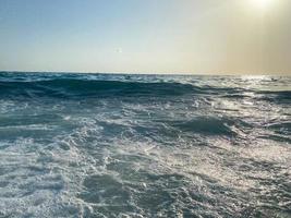 golven, spatten van water Aan de strand Bij de zee Aan vakantie in een toerist warm oostelijk tropisch land zuidelijk paradijs toevlucht Aan vakantie. de achtergrond foto