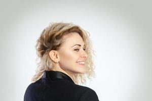 portret van schoonheid vrouw met gekruld blond haar- glimlachen foto