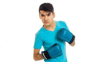 portret van echt brunette bokser sportman in blauw handschoenen op zoek Bij de camera geïsoleerd Aan wit achtergrond foto