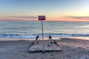 Gevaar, houden uit strand foto