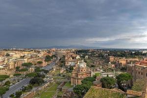 colosseum net zo gezien van de altaar van de vaderland in Rome, Italië. foto