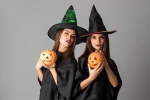 twee mooi meisjes in halloween stijl foto