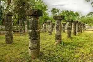 de markt Bij chichen itza, een groot, zuilenrij gebouw met een ruim interieur rechtbank, gebouwd in de maya-tolteken stijl 900-1200 advertentie. foto