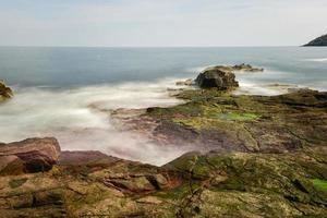 de rotsachtig kust in acadia nationaal park, Maine in de buurt donder gat in de zomer. foto