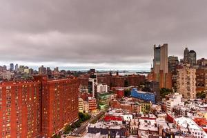 Manhattan horizon visie in de avond net zo schemer benaderingen. foto