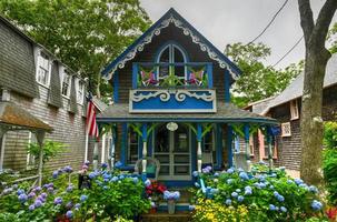 van martha wijngaard, ma - juli 5, 2020 - timmerman gotisch huisjes met Victoriaans stijl, peperkoek trimmen in eik blufs Aan van martha wijngaard, massachusetts, Verenigde Staten van Amerika. foto