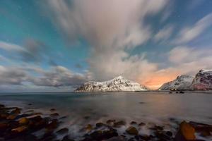 noordelijk lichten over- de zee Bij skagsanden strand, lofoten eilanden, Noorwegen in de winter. foto