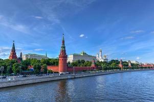 Moskou kremlin, het kremlin dijk en Moskou rivier- in Moskou, Rusland. architectuur en mijlpaal van Moskou. foto