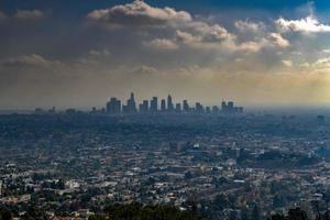 downtown los angeles horizon in smog in Californië van griffith observatorium. foto