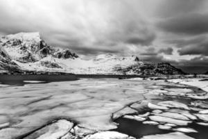 luchtafweer in de lofoten eilanden, Noorwegen in de winter Aan een bewolkt dag. foto