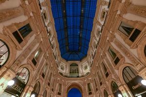 Milaan vittorio emanuele ii galerij in Milaan, Italië. het is italië oudste actief boodschappen doen winkelcentrum en een majoor mijlpaal van Milaan, Italië, 2022 foto