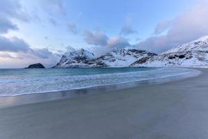 haukland strand in de lofoten eilanden, Noorwegen in de winter Bij schemering. foto