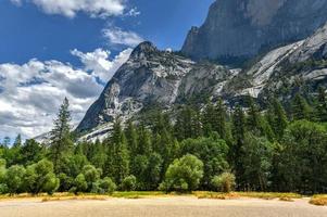 een droog spiegel weide gedurende de zomer in yosemite nationaal park, Californië, Verenigde Staten van Amerika. gedurende de zomer de weide vult met water en wordt spiegel meer. foto