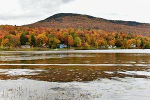 met uitzicht van meer elmore staat een deel met mooi herfst gebladerte en water reflecties Bij elmore, Vermont, Verenigde Staten van Amerika foto