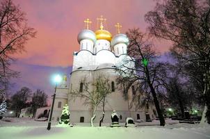 Russisch orthodox kerken in novodevitsj klooster klooster, Moskou, Rusland, UNESCO wereld erfgoed plaats Bij nacht gedurende winter. foto