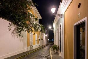 nonnen straat in oud san juan, puerto rico Bij nacht. foto