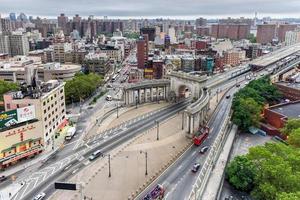 nieuw york stad - augustus 12, 2017 - Manhattan brug boog en zuilengalerij Ingang in nieuw york, Verenigde Staten van Amerika foto