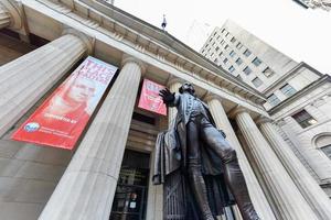 nieuw york stad - jun 29, 2016 - facade van de federaal hal met Washington standbeeld Aan de voorkant Aan muur straat in Manhattan. plaats waar George Washington nam de eed van kantoor net zo eerste president. foto